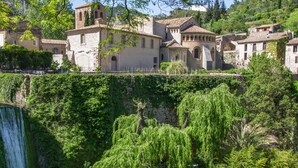 A historic village with stone buildings, a waterfall, and lush greenery. - La Villa Pangea, Havre de Paix Avec vue sur la Rivière et la Nature (Gignac)