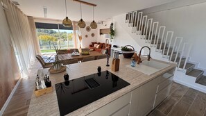 Een koelkast, een magnetron, een oven, een kookplaat