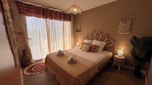 4 slaapkamers, een bureau, een strijkplank/strijkijzer, reisbedje