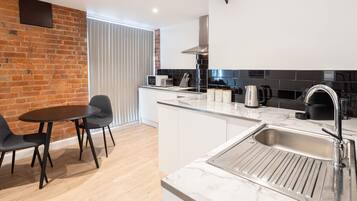 1 bedroom, desk, iron/ironing board, Internet