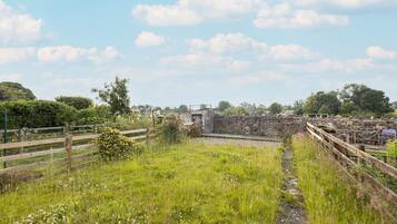 House | 2 bedrooms, desk