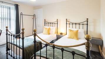 House | 2 bedrooms, desk