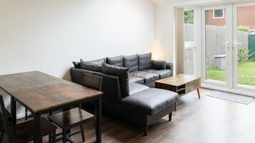 House | 3 bedrooms, desk, iron/ironing board