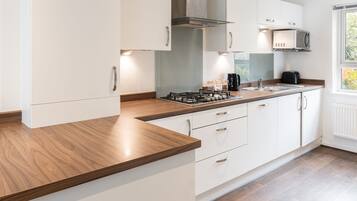 3 bedrooms, desk, iron/ironing board