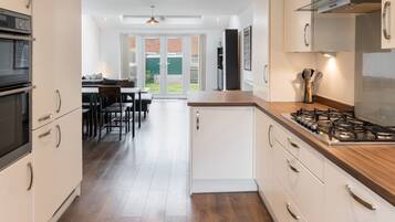 3 bedrooms, desk, iron/ironing board