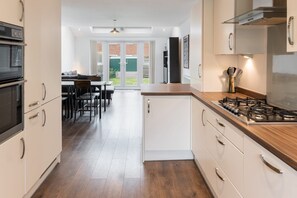 House | 3 bedrooms, desk, iron/ironing board - Host Stay Meadow Road (Salford)