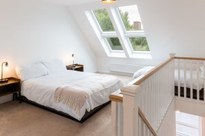 House | 3 bedrooms, desk, iron/ironing board - Host Stay Meadow Road (Salford)