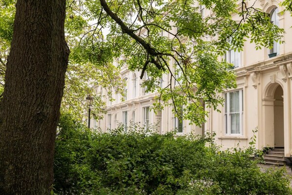 A building with classical architecture, featuring a symmetrical facade with evenly spaced windows and a central entrance. - Host Stay Princes Place Hideaway III (Liverpool)