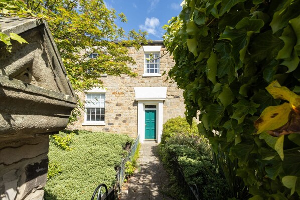 2 bedrooms, iron/ironing board - Host Stay St Margaret s Mews (Durham)