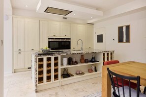 Apartment (4 Bedrooms) | Private kitchen | Microwave, dishwasher - The Camden Park Place - Lovely 4bdr Flat With Garden (London)