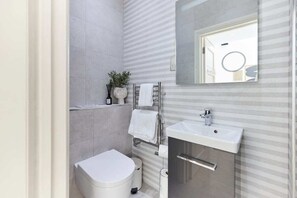 Apartment (4 Bedrooms) | Bathroom | Shower, hair dryer - The Camden Park Place - Lovely 4bdr Flat With Garden (London)