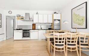 Geladeira, cooktop, lava-louças, cafeteira/chaleira