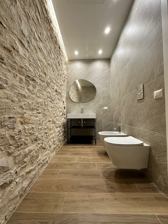 Shower, hydromassage showerhead, hair dryer, towels. Le Stanze Ritrovate