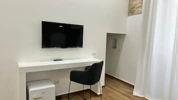 Habitació doble Comfort | Sala d'estar | Televisor intel·ligent de 43 polzades amb canals digitals