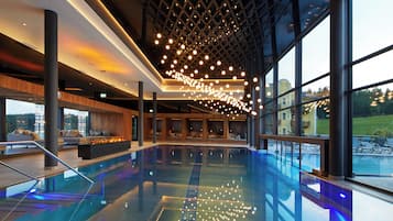 Una piscina cubierta, una piscina al aire libre