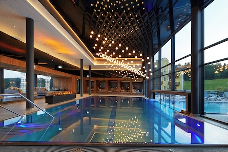 Una piscina techada, una piscina al aire libre, camas de piscina gratis