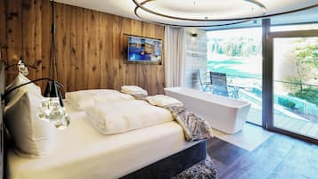 Suite Deluxe, balcón, vistas a la piscina | 1 dormitorio, ropa de cama hipoalergénica, sistema de insonorización