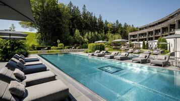 Sisäuima-allas ja ulkouima-allas avoinna 6.30–22.00, ilmaisia cabañoita