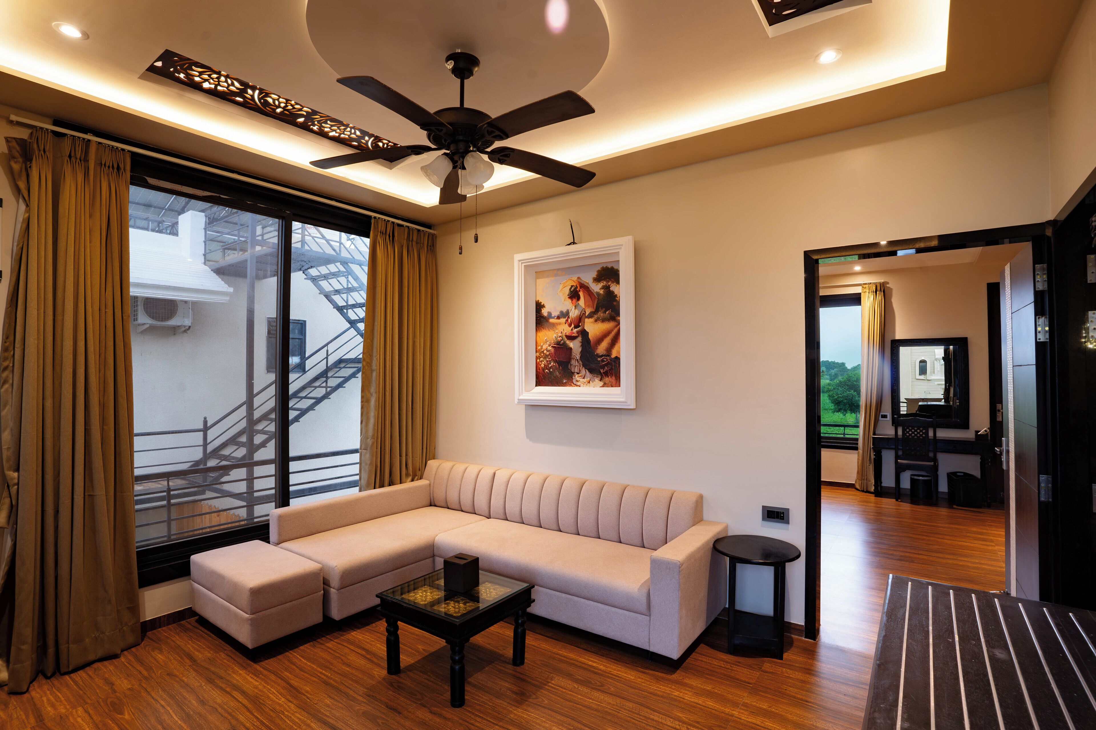 44-inch Smart TV with satellite channels, Netflix, Hulu