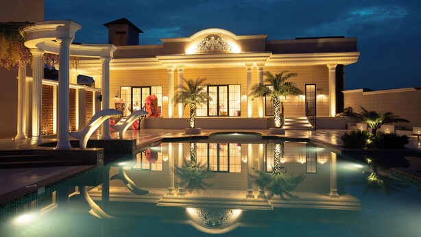 Ein luxuriöses Hotel mit Schwimmbad, Reflexionsbecken und klassischer Architektur.