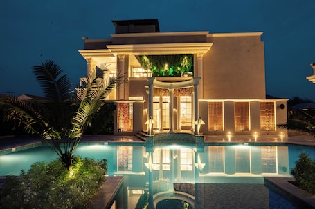 Una piscina al aire libre de temporada