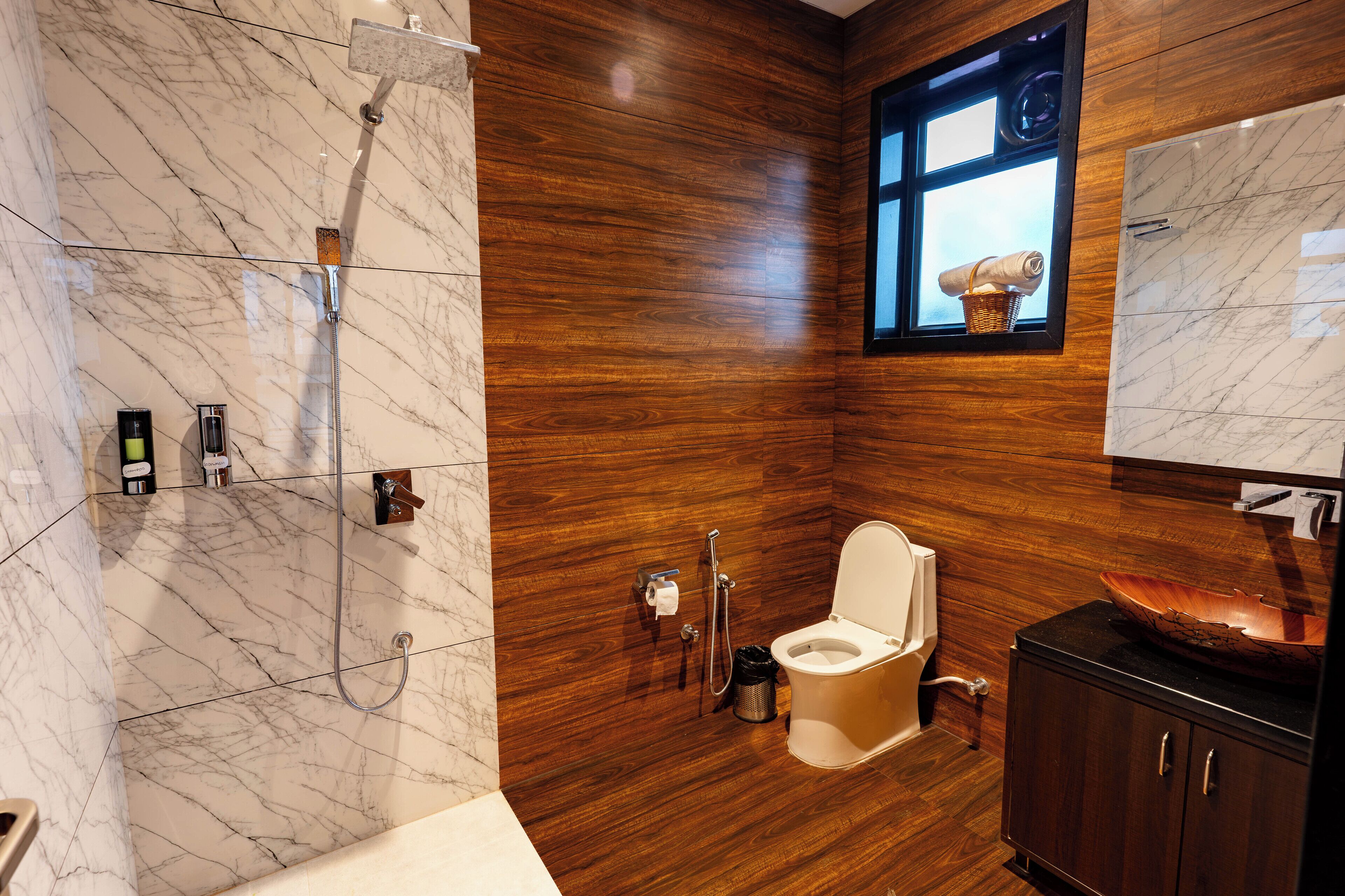 Dusj, hårføner, badekåper og tøfler