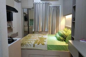 Free WiFi, bed sheets - Hotel O Dealova Room (Gunung Putri)