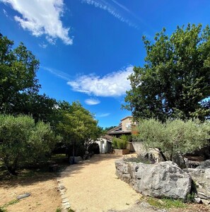 المنطقة المحيطة بالمنشأة