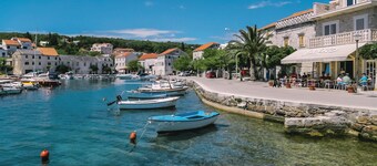 Beautiful home in Selca with WiFi