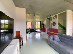 TV, peis, DVD-spiller og bøker