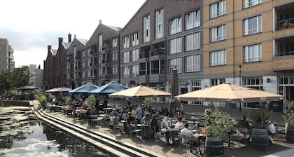 AMSTERDAM TOWN HOUSE WITH PRIVATE GARDEN & PARKING