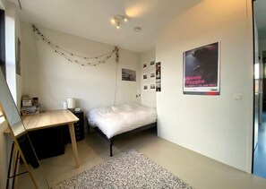 3 chambres, bureau, fer et planche à repasser, lit parapluie