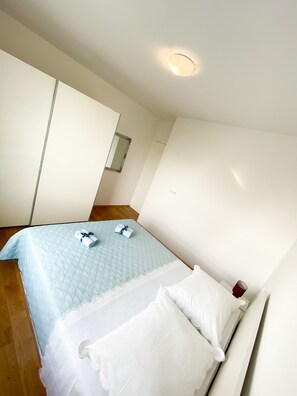 2 habitaciones, escritorio, tabla de planchar con plancha y wifi 