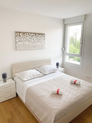2 bedrooms, desk, iron/ironing board, WiFi