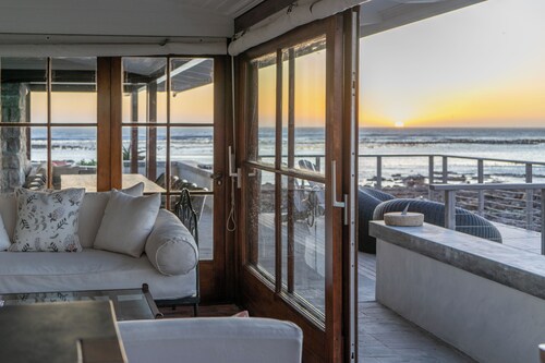 Spectacular OnTheBeach 5 bedrooms and 2 extra bedrooms separate Cottage