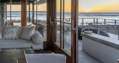 Spectacular OnTheBeach 5 bedrooms and 2 extra bedrooms separate Cottage