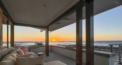 Spectacular OnTheBeach 5 bedrooms and 2 extra bedrooms separate Cottage