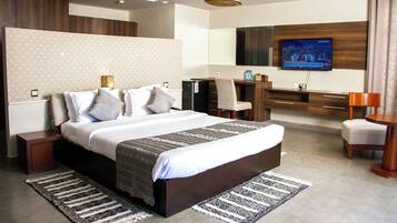 Luxury Studio Suite, Ocean View | 1 bedroom, premium bedding, memory foam beds, in-room safe