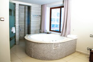 Familien-Suite, 3 Schlafzimmer, Meerblick | Badezimmer | Bademäntel, Hausschuhe, Bidet, Handtücher
