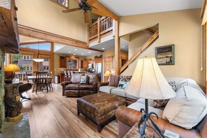 Smart TV, fireplace - Luxurious and Comfy Townhome w/ 2 Balconies & Patio w/ Mountain Views! (Keystone)