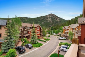 Property grounds - Luxurious and Comfy Townhome w/ 2 Balconies & Patio w/ Mountain Views! (Keystone)