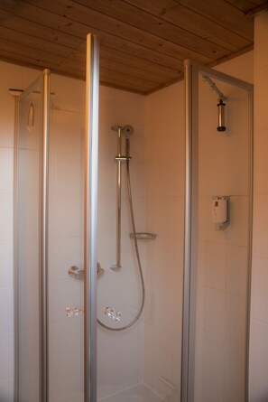 Ferienhaus, 2 Schlafzimmer, Terrasse, Gartenblick | Dusche im Bad