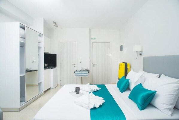 Een strijkplank/strijkijzer, beddengoed