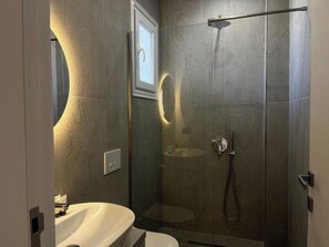 Deluxe Double Room | Bathroom - Lians Rooms (Vlorë)