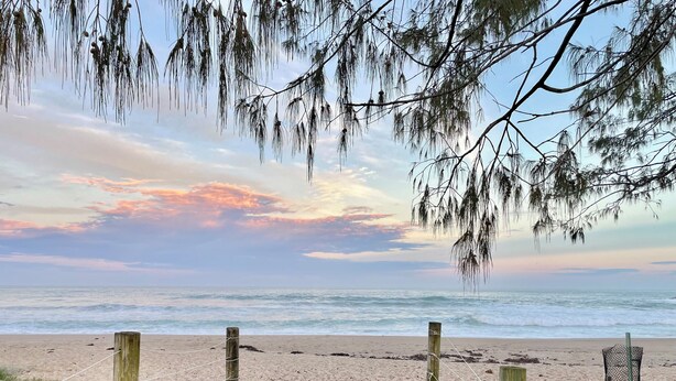 A beach with a wooden fence and a wire fence leading to the water. - Peaceful retreat 6 km north of Coffs Harbour! (Korora)