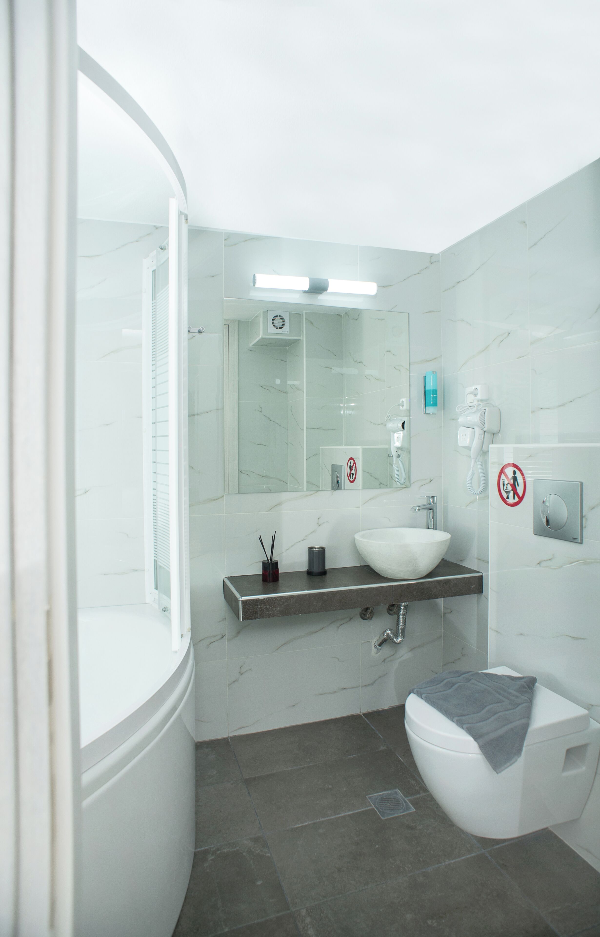 Een bubbelbad, een haardroger, handdoeken, zeep