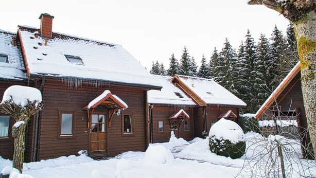 A wooden cabin with a sloped roof, multiple windows, and a chimney. - The House to Stay for Holidays (Oberharz am Brocken)