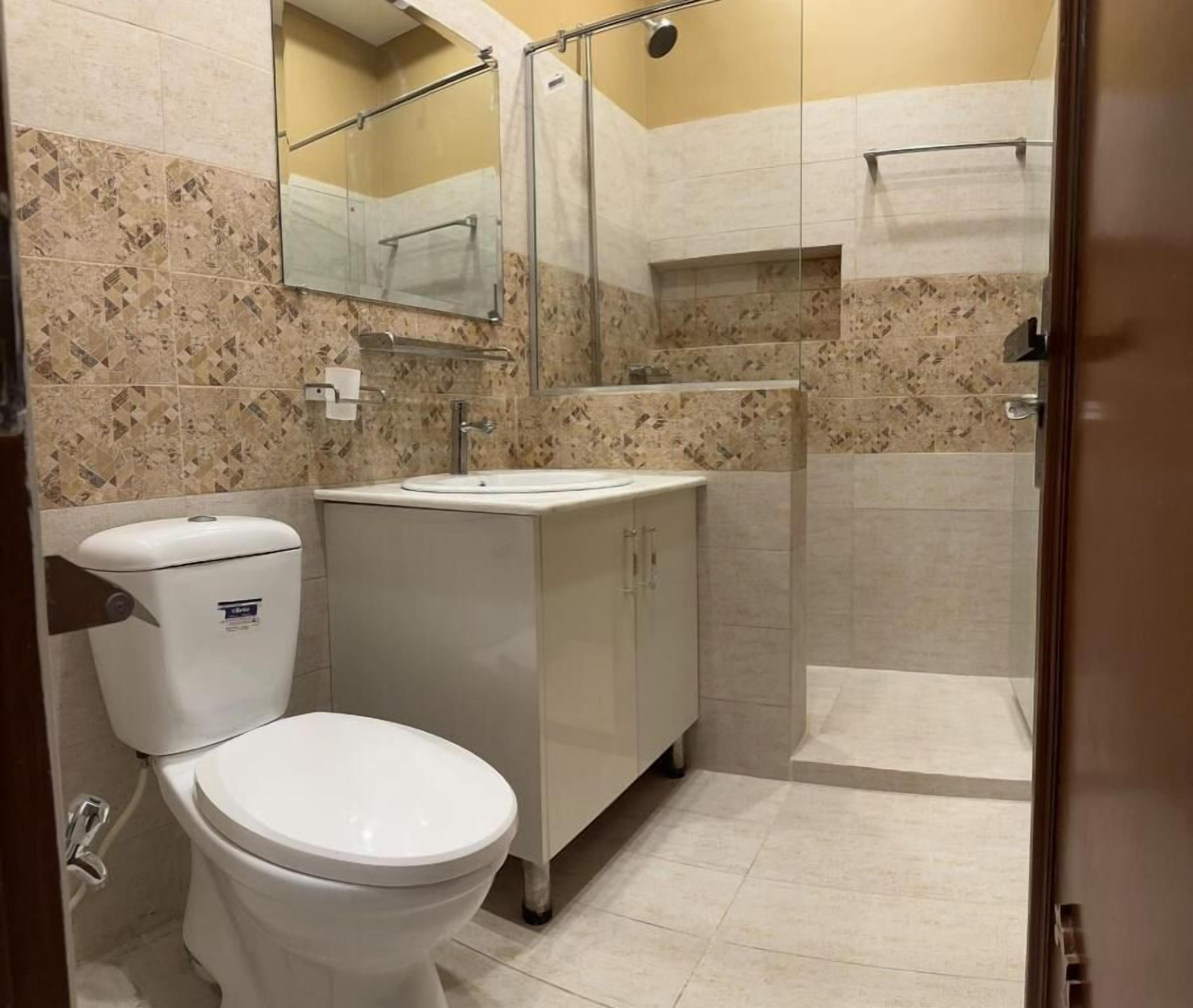 Dusch, handdukar, tvål och schampo