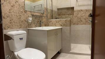 Dusch, handdukar, tvål och schampo