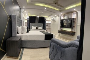 Family Room | 1 bedroom, free WiFi
